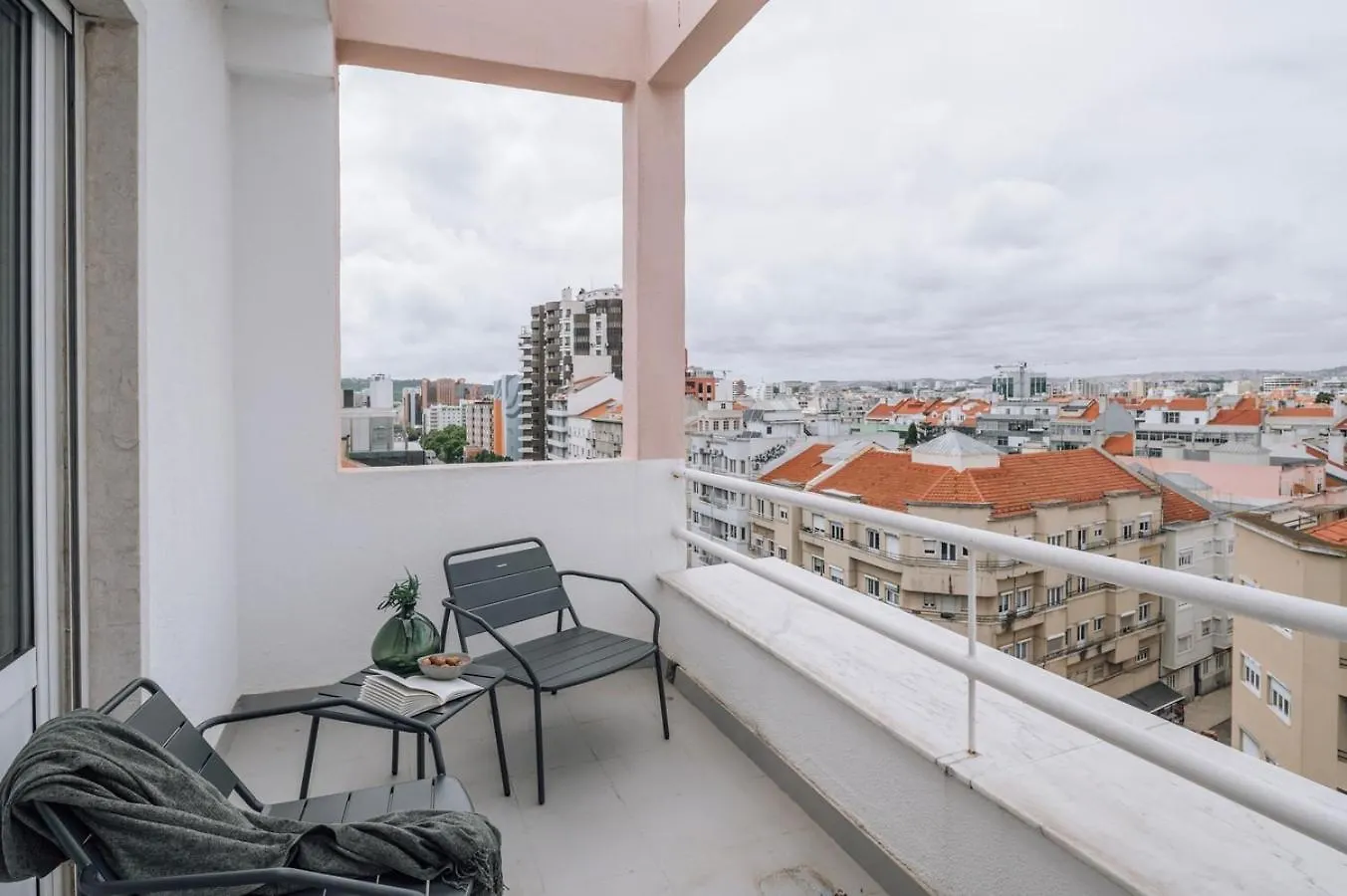 Herbert - 2 Bedrooms And Balcony In Areeiro Lisbona Portogallo